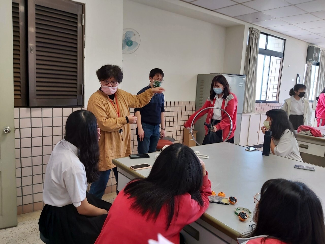 東華大學物理系曾賢德教授、花蓮女中黃文琴老師於活動前培訓花蓮女中科學志工實驗解說準備。
