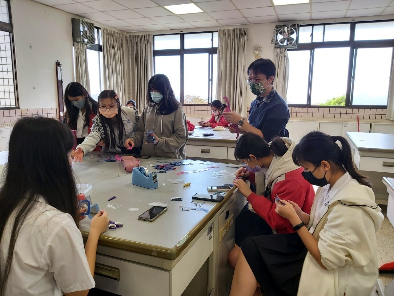 「2022東部國際女性科學日」活動前志工培訓,準備實驗解說材料。