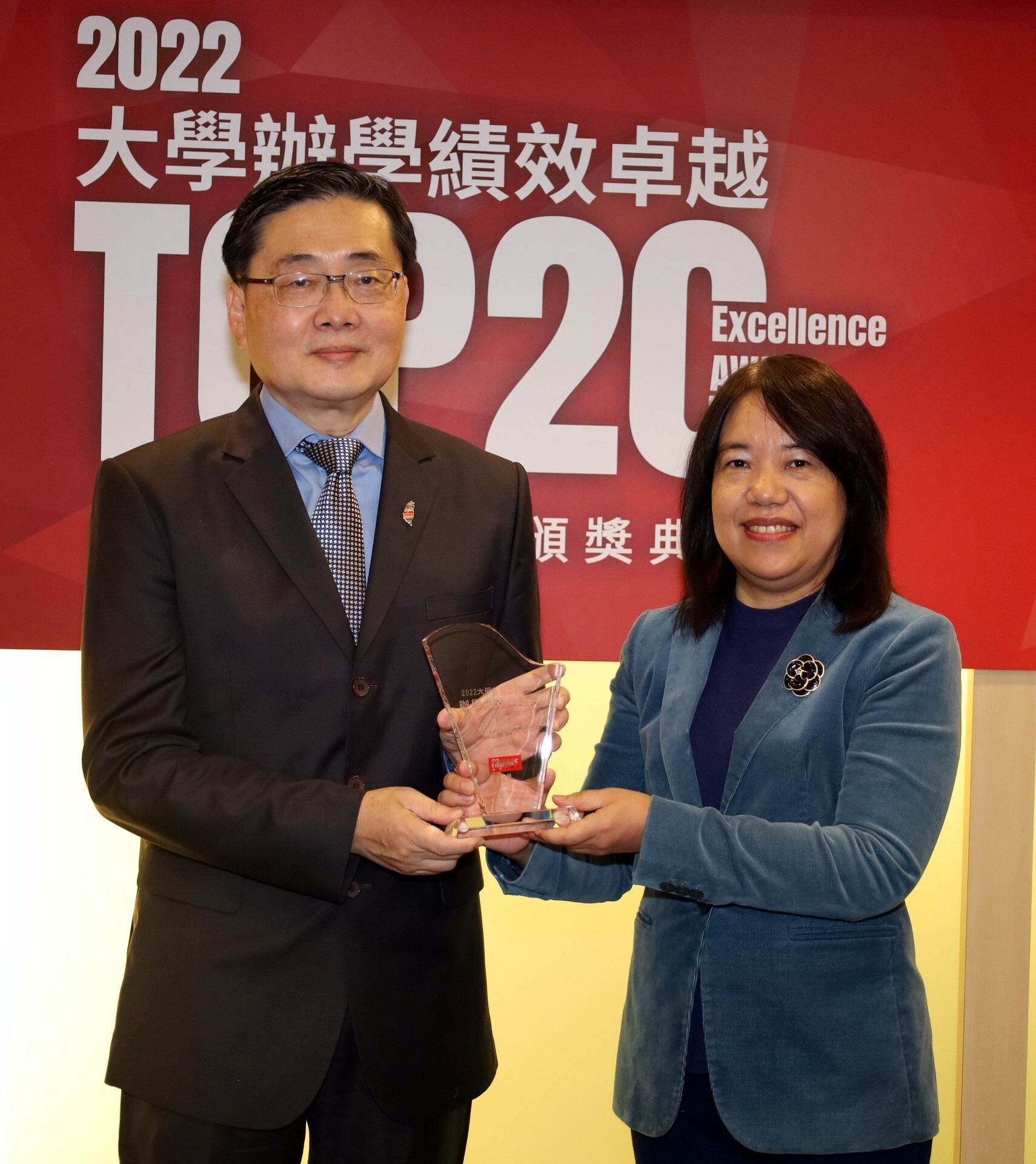 《Cheers》雜誌「2022大學辦學績效成長Top20」頒獎,東華大學趙涵㨗校長代表領獎。
