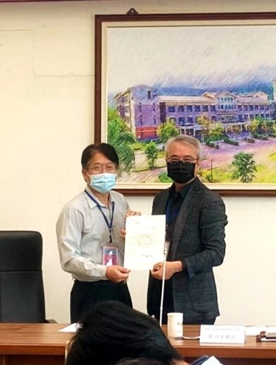 范熾文主任頒發感謝狀給前師資藝教司鄭淵全司長(現任清華大學教授)