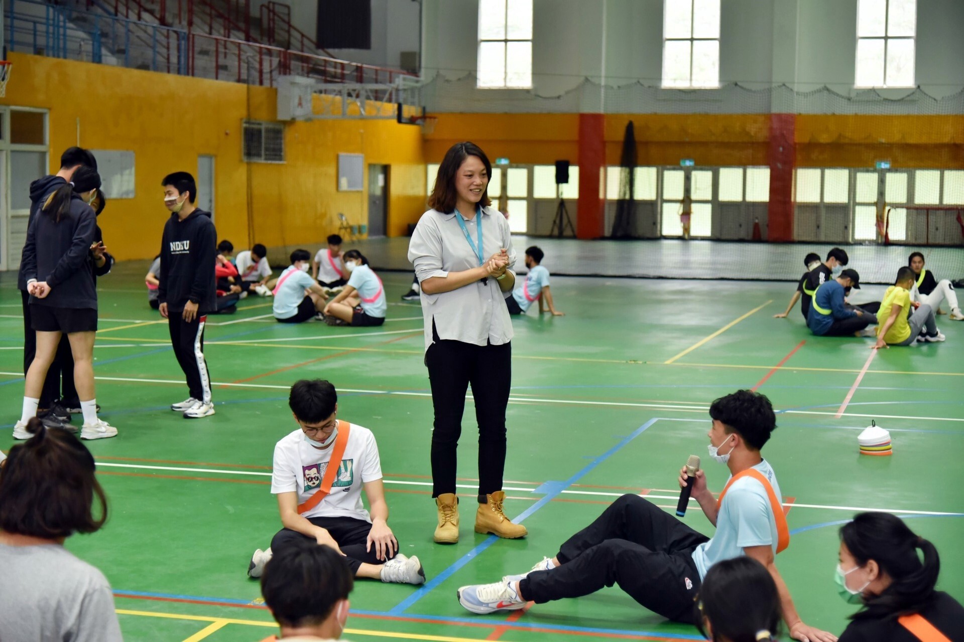 孫佳婷講師鼓勵各組師資生用英語口說介紹團隊的體育遊戲