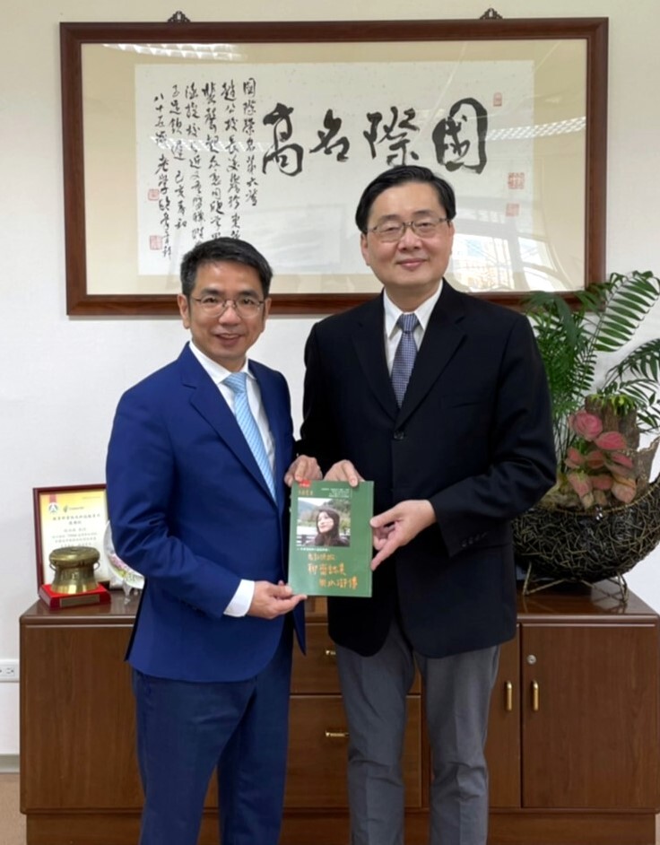 宜蘭市長江聰淵拜會東華大學趙涵㨗校長,就宜蘭縣幼教專班111學年度的開辦交換意見。趙校長致贈東華大學朱嘉雯教授所著「鬼影俠蹤:聊齋誌異與水滸傳」。