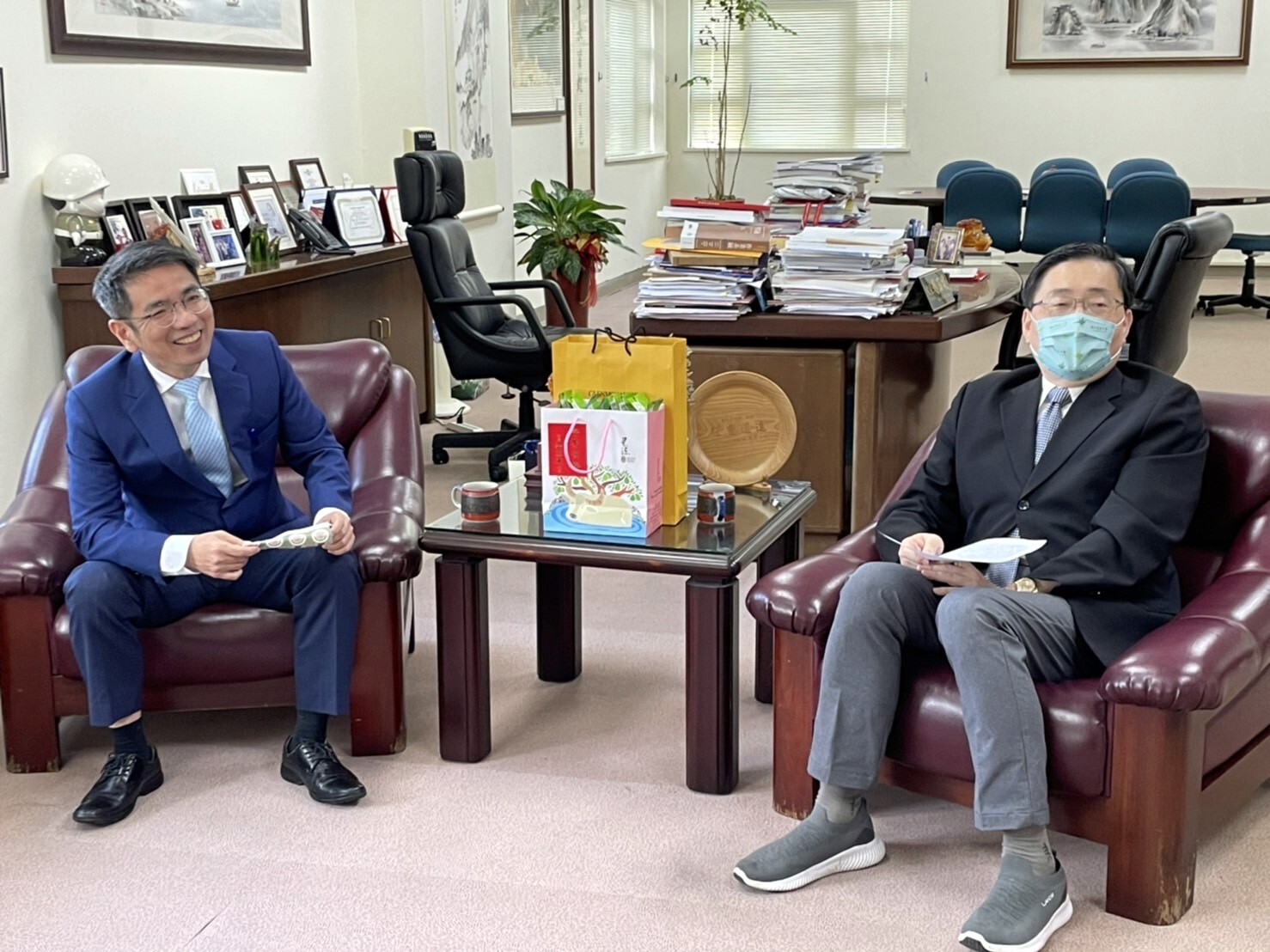 宜蘭市長江聰淵與東華大學趙涵㨗校長交換幼教師資班開辦意見
