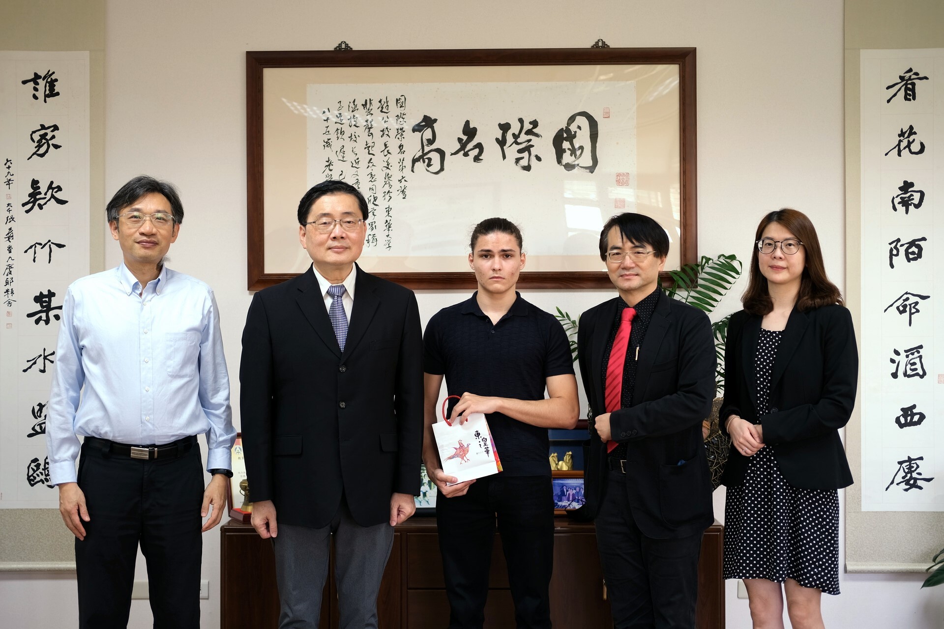 東華大學趙涵㨗校長接見烏克蘭籍學生,關心學生家人狀況及有無需要協助,鼓勵學生要保持正向,在臺專心讀書,不辜負家人期望。