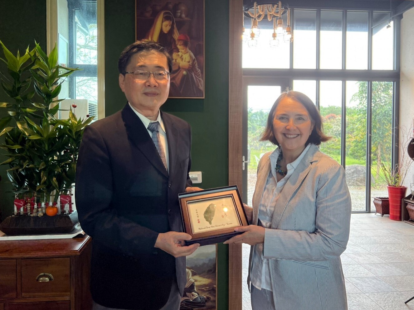 美國在台協會蘇戴娜組長與東華大學趙涵㨗校長會面,校長致贈禮品。