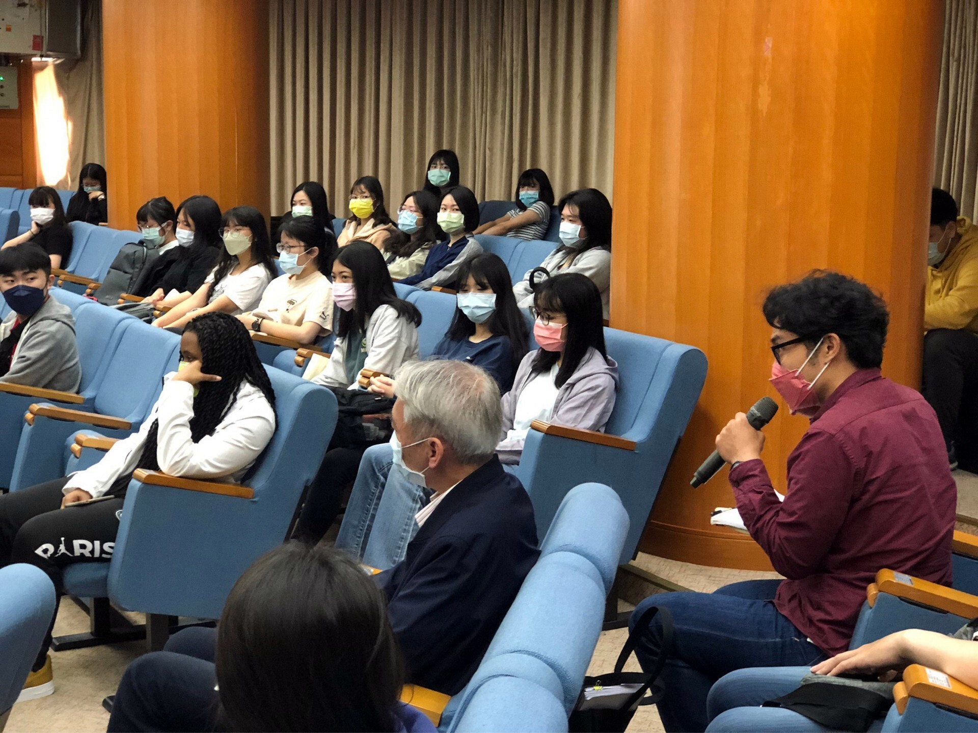 東華大學外籍學生亦於專題演講現場發表個人觀點。
