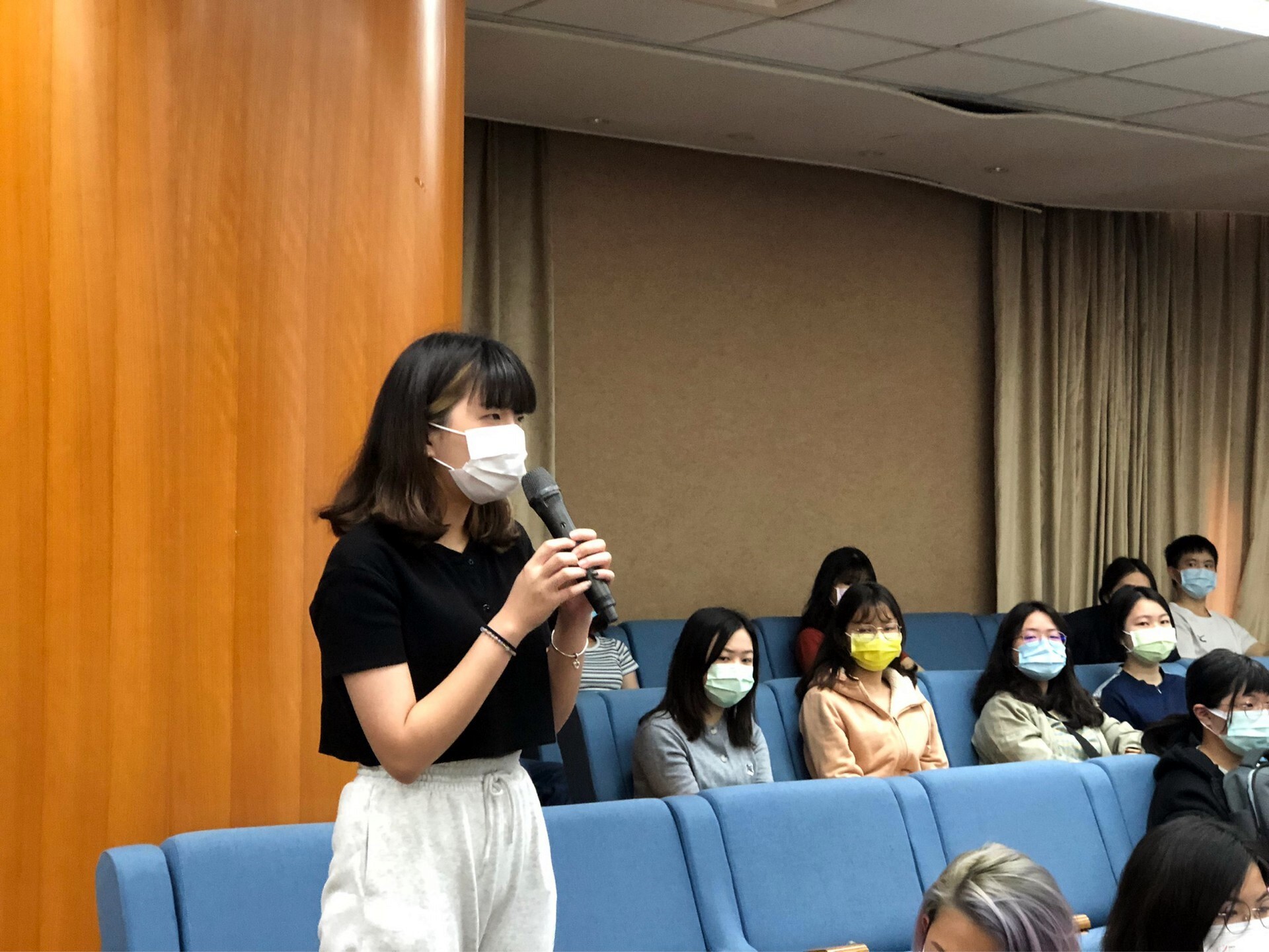 專題演講現場學生以全英語提問,發言踴躍。