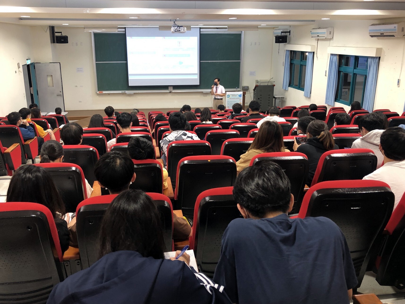 現場學生專心聆聽,反應熱絡