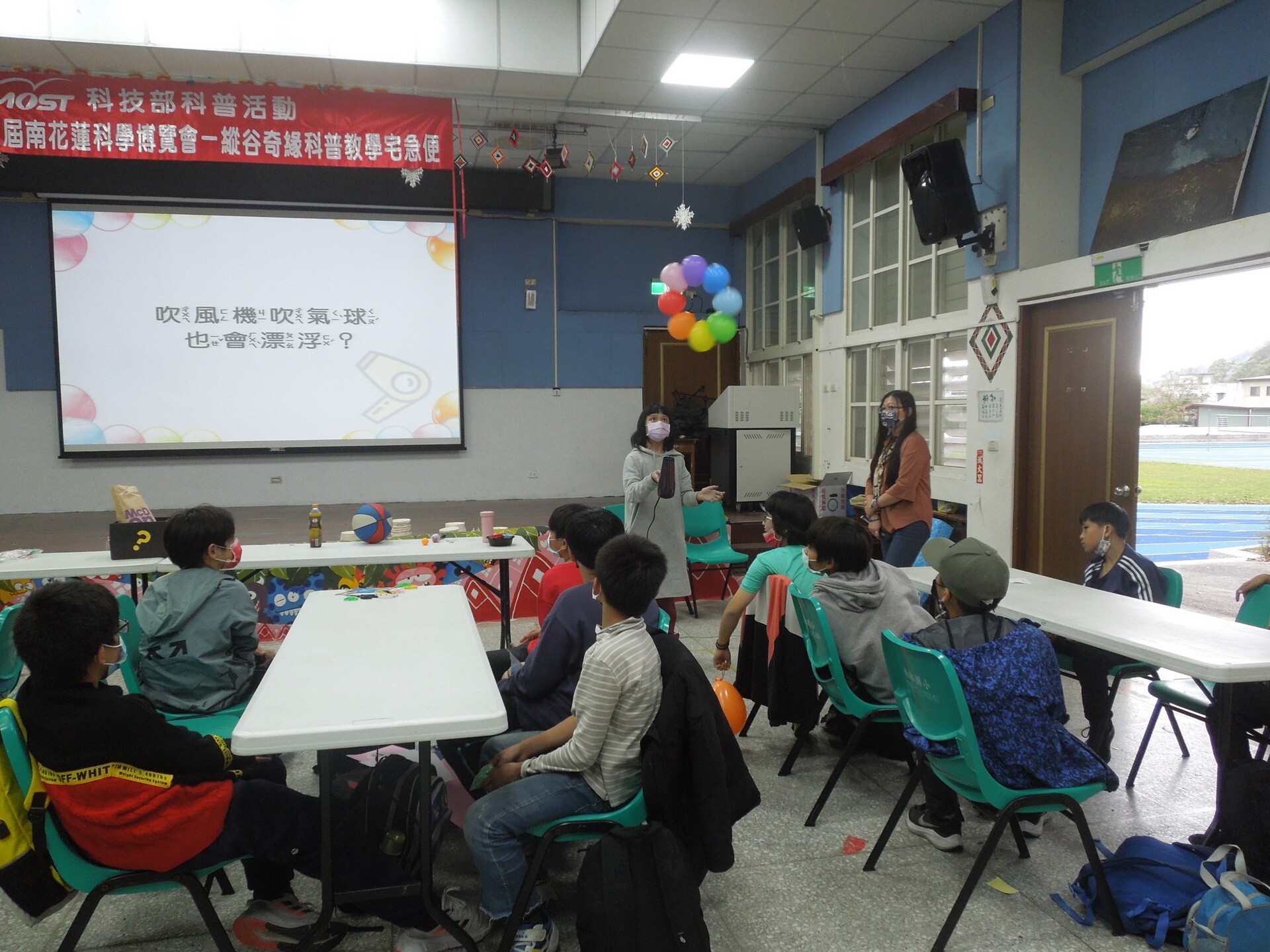 學童體驗漂浮飛輪