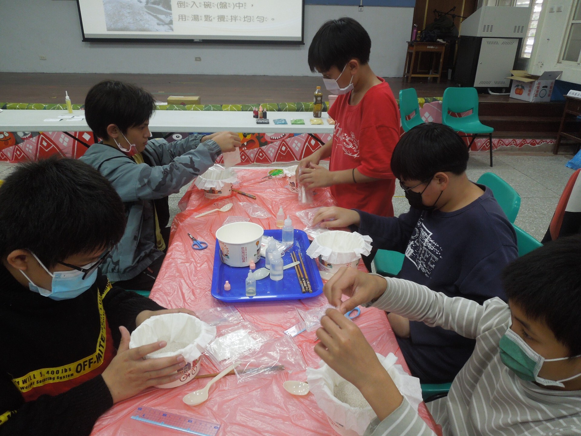 學童製作動力沙