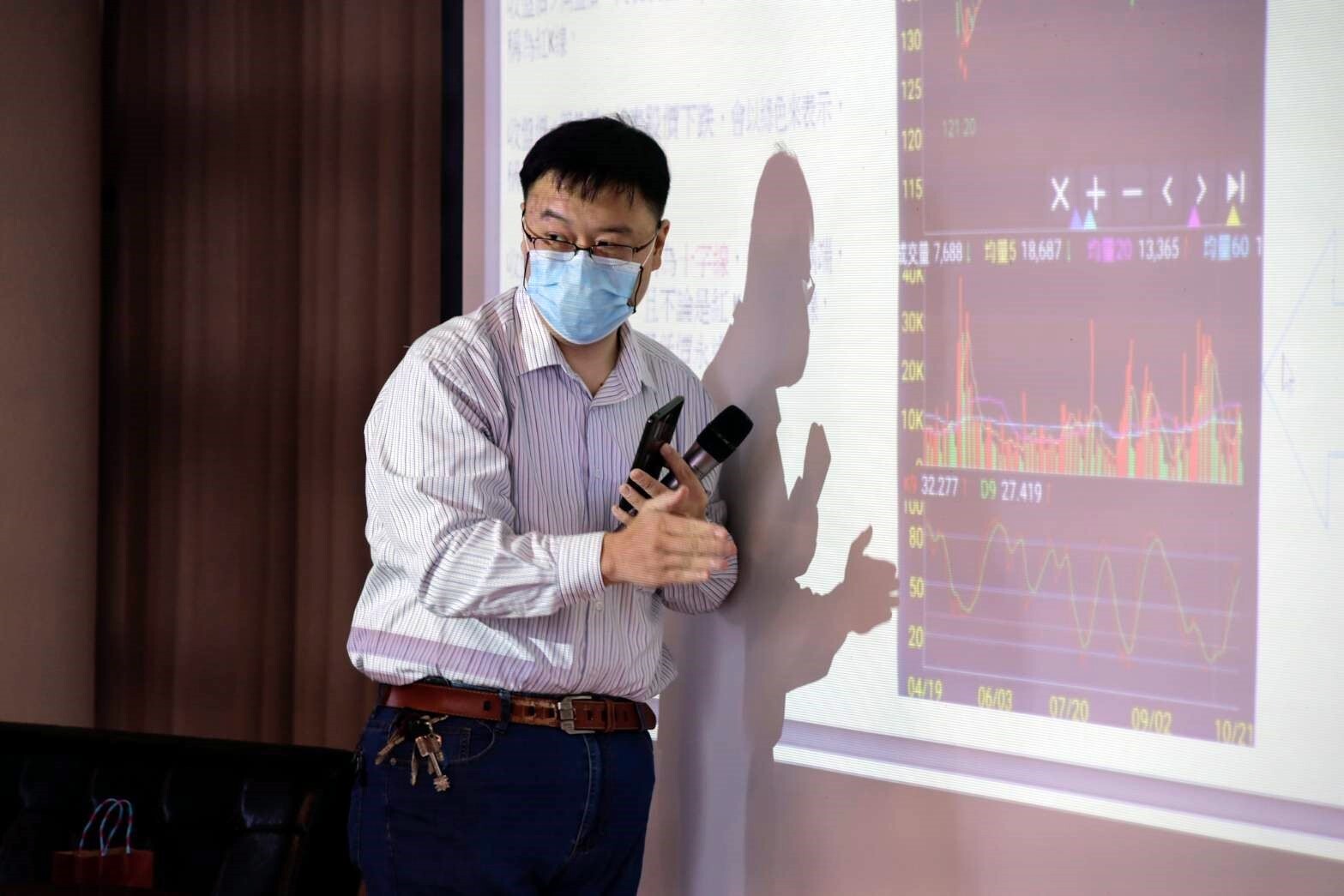 元大證券花蓮分公司邱副理邀請同學下載APP,學習閱讀股票走勢。