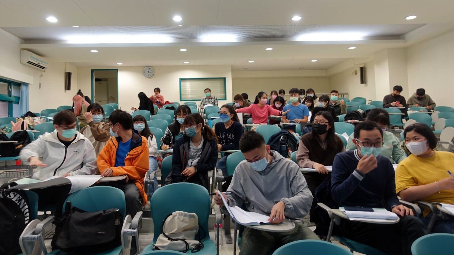 參與國語及數學學習扶助增能研習同學於課程期間討論及分享。