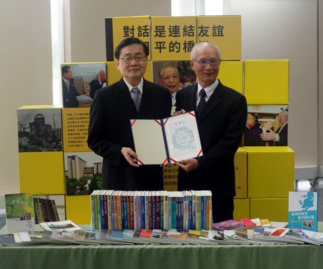 趙涵㨗校長頒贈感謝狀,創價學會花東圈總合長陳世嵐代表接受