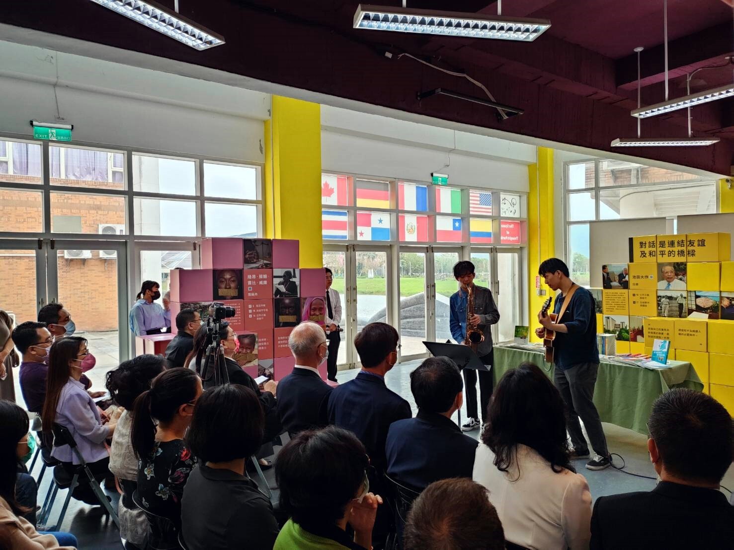 「SDGs × 希望與行動的種子展」音樂系王佳祥、許元耀於現場音樂表演