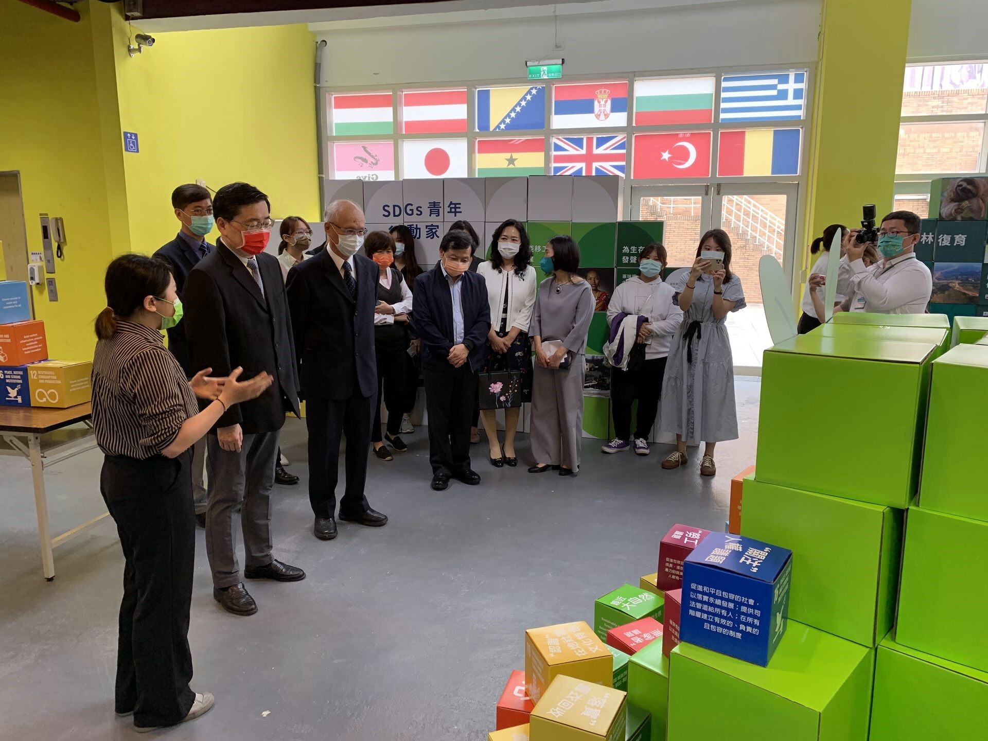 東華大學教育與潛能開發學系四年級曾采晴同學為師長導覽
