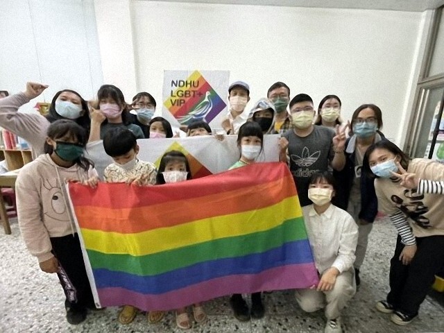 東華大學LGBT+VIP團隊與小光故事屋孩子開心的合影