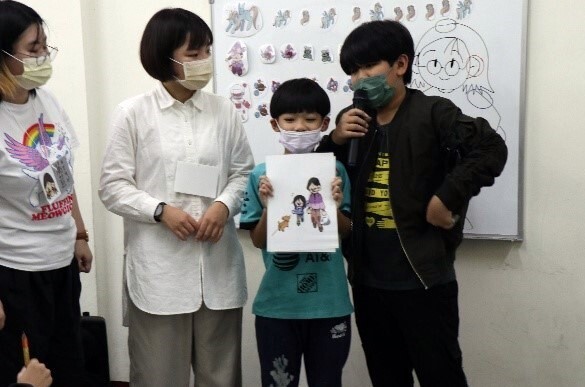 老師藉由圖卡傳達身體界線