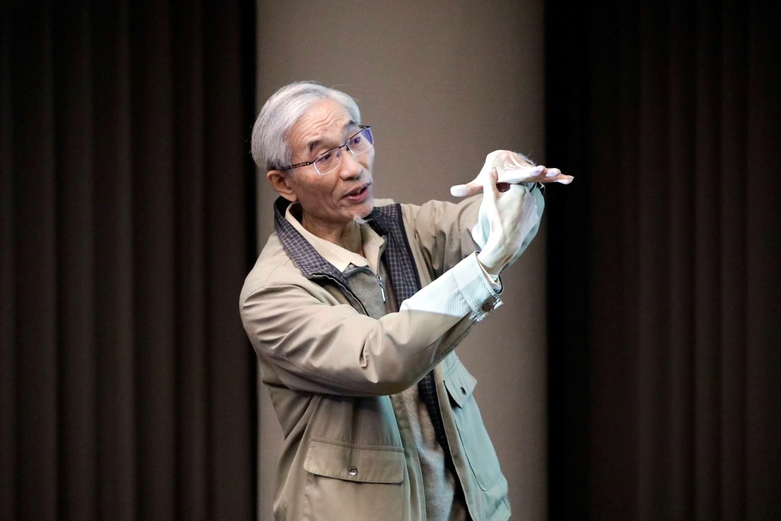 呂醫師向同學解釋人的經絡系統、穴道按摩,並現場示範打開心胸的體操練習。