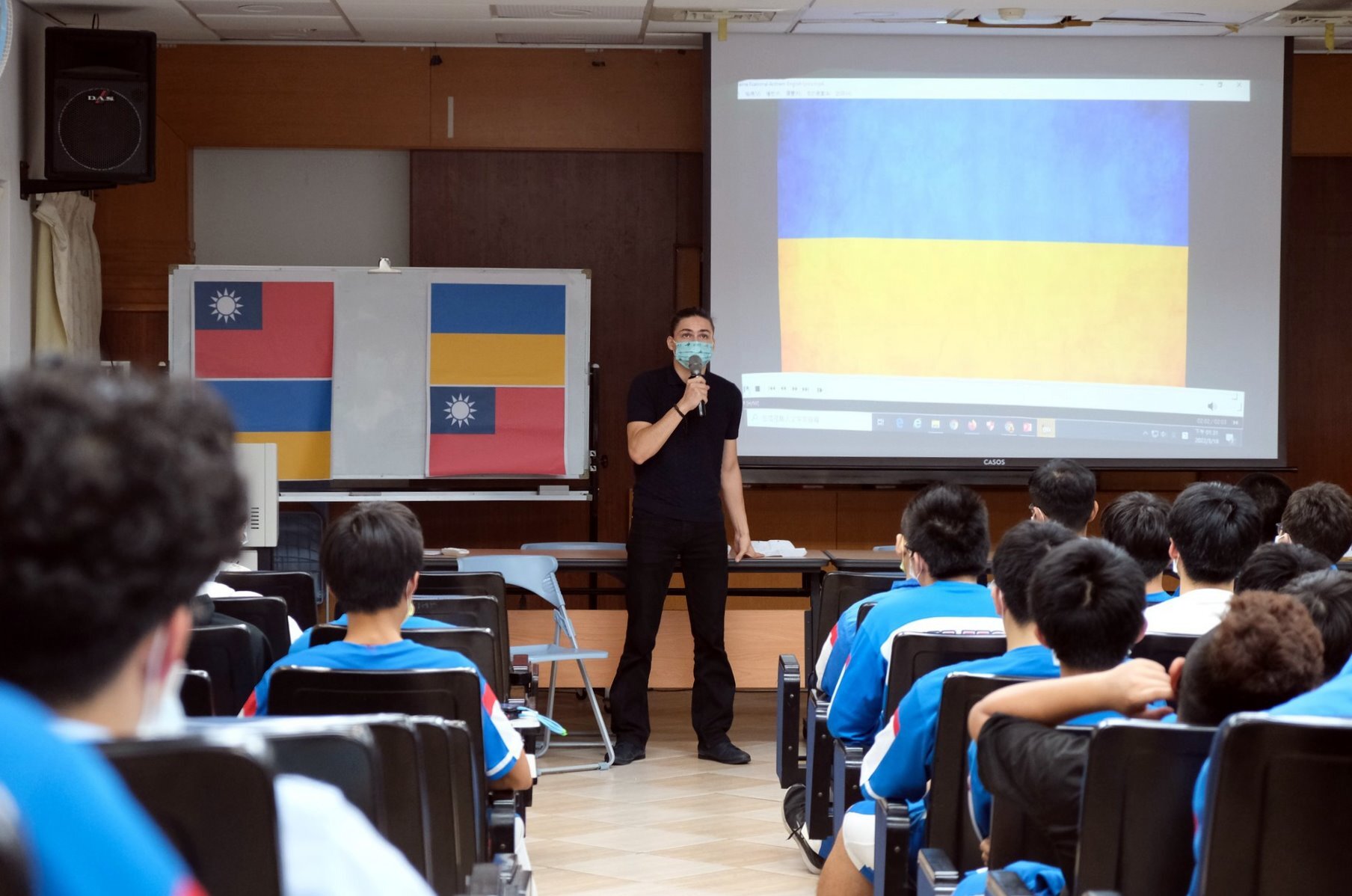 東華大學烏克蘭籍學生Artem與花蓮高中同學分享自身與家人近況