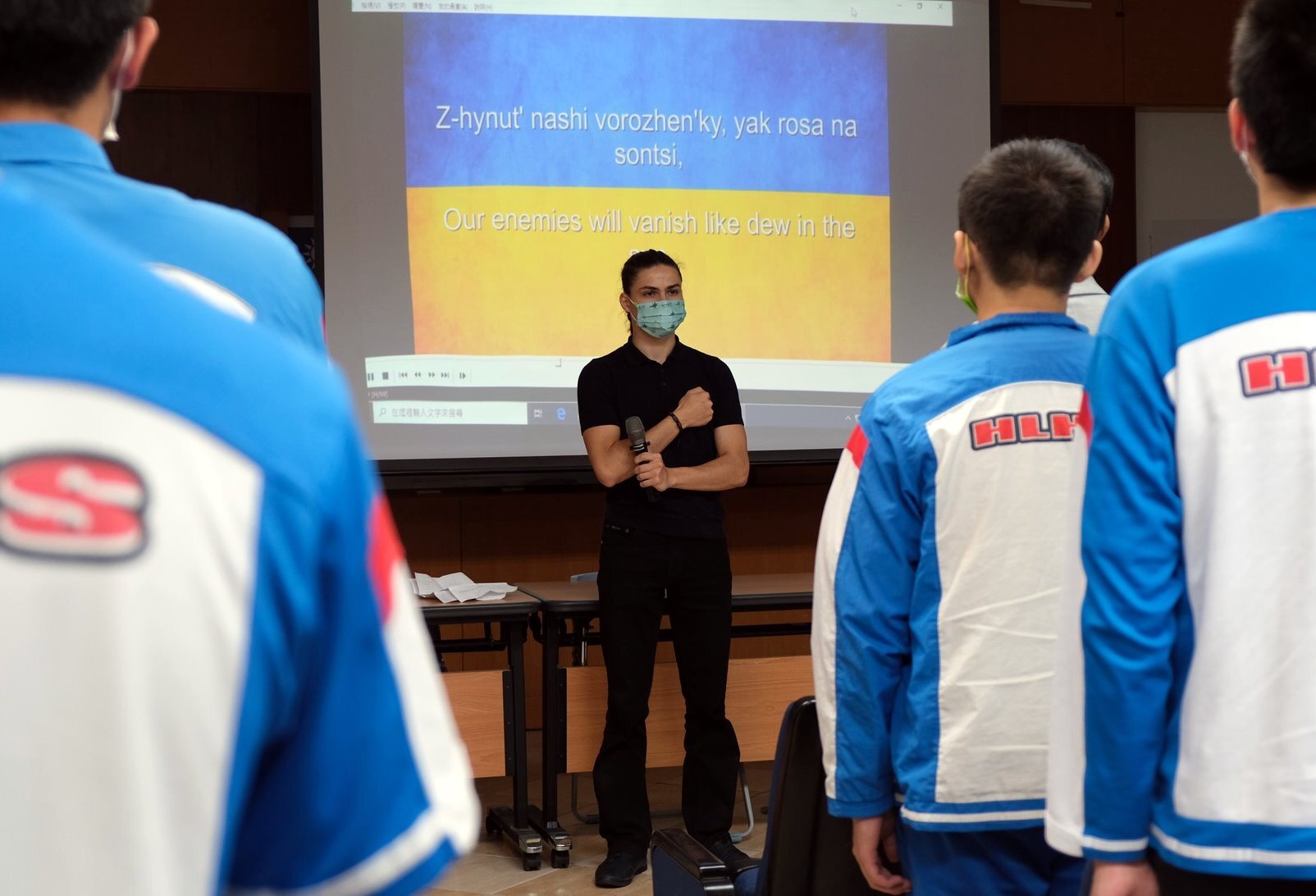 東華大學烏克蘭籍學生Artem與花中同學齊唱烏克蘭國歌