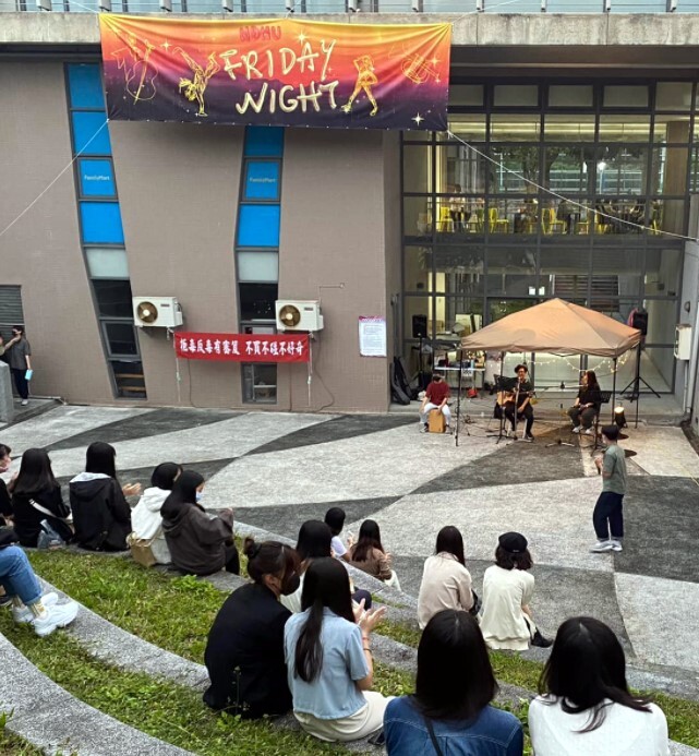 東華大學「吉他社」於「聲聲不息 PUB唱」擔綱演出。