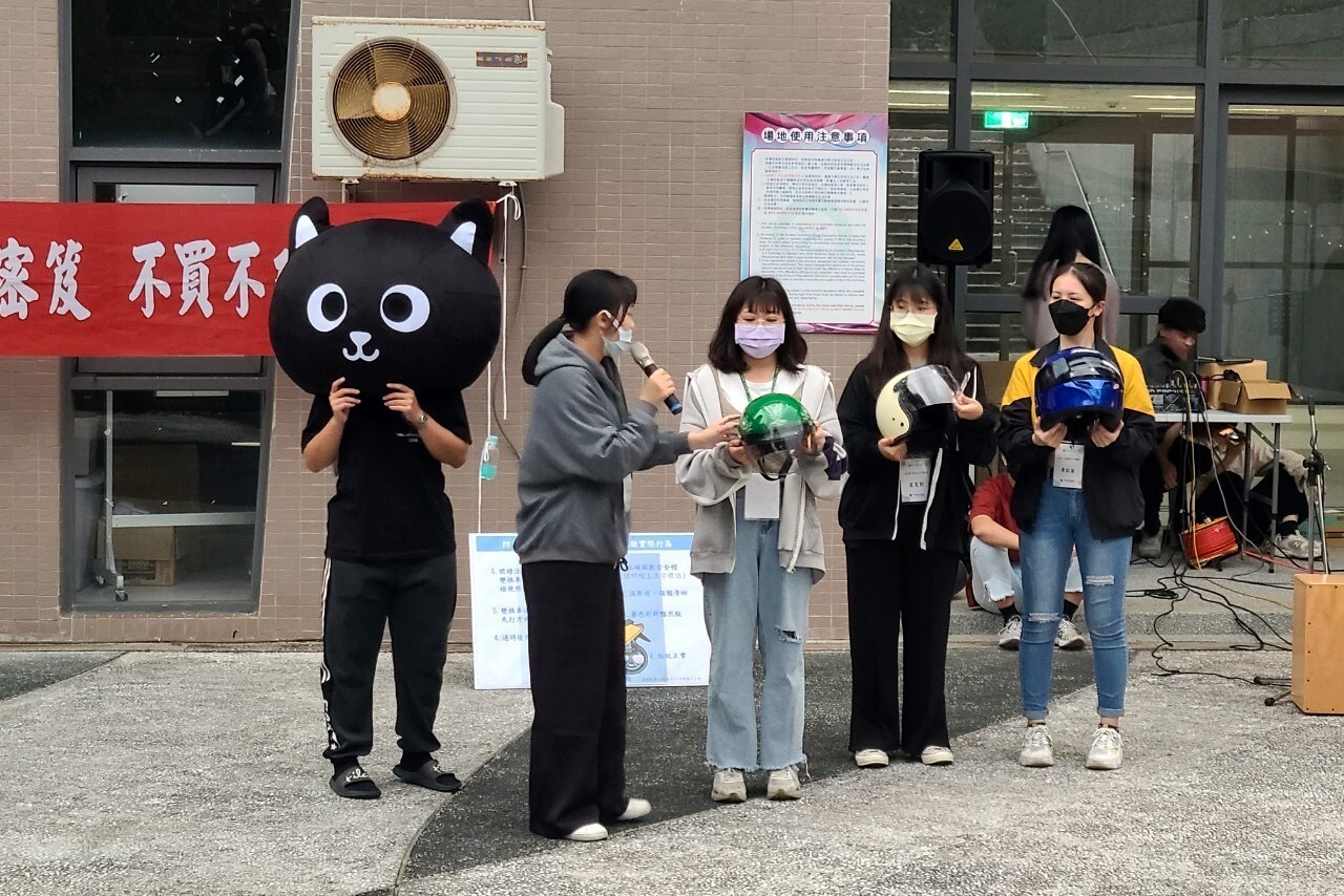 學生事務處生活輔導組於活動前進行交通安全宣導。