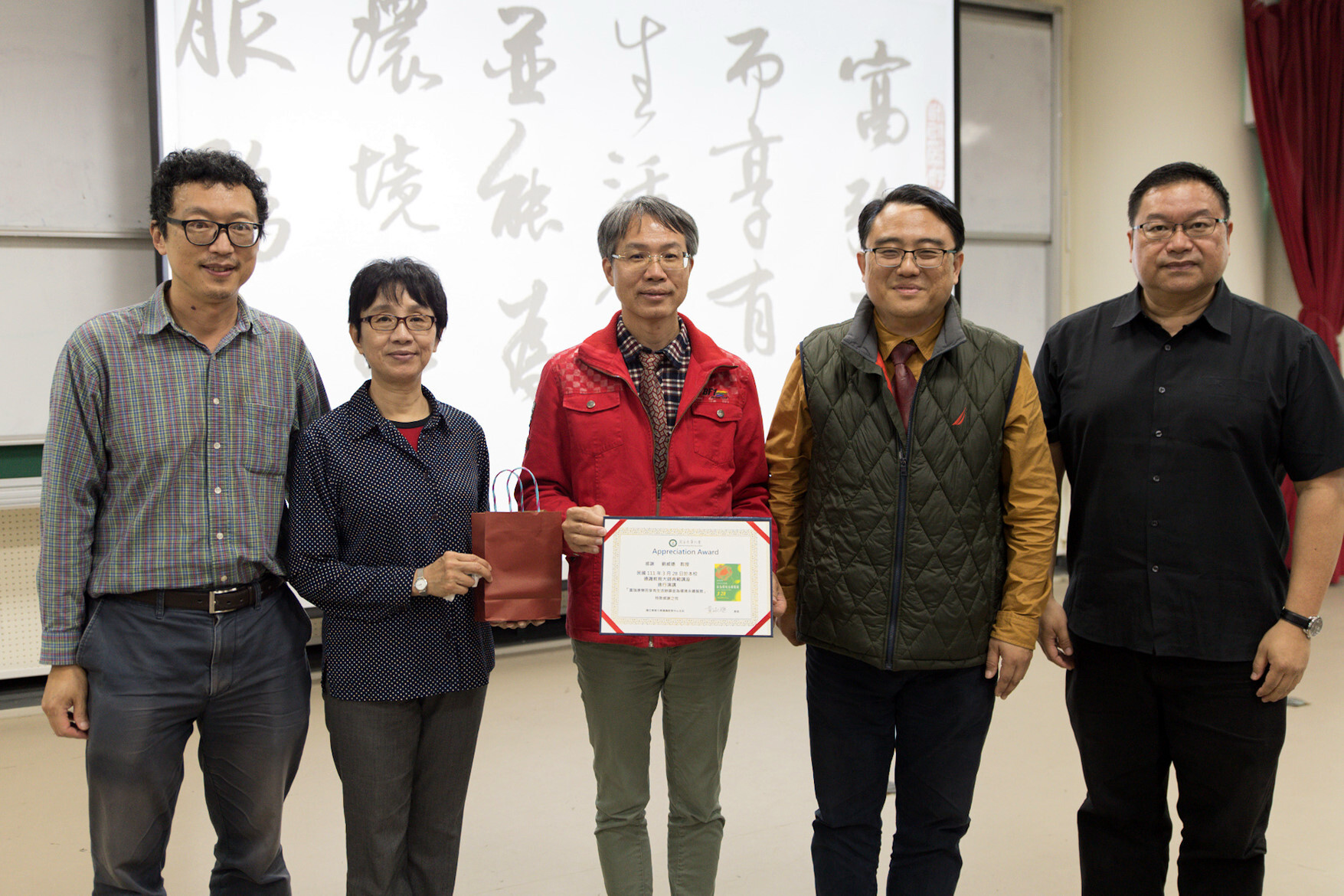 劉威德教授(中)與張博浩教授(左一)、通識中心黃琡雅主任(左二)、共教會陳復主委(右二)與教學卓越中心廖慶華教授(右一)合影留念。