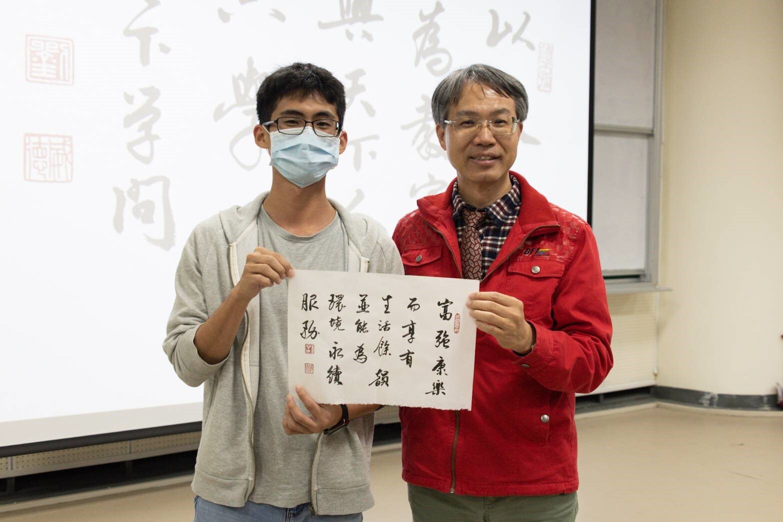 劉威德教授將自己親手寫的書法送給提問題的同學。