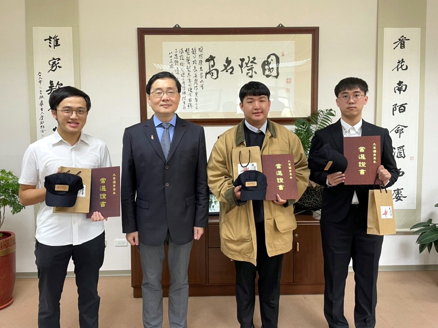 趙涵㨗校長進行學校授獎,與三位獲獎同學鄭睿泰、葉治挺及趙聖軒同學合影。