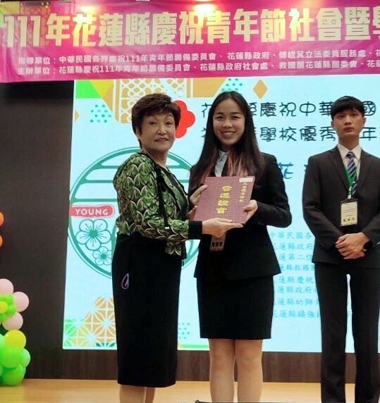 特殊教育學系詹馥萱同學接受縣市授獎。