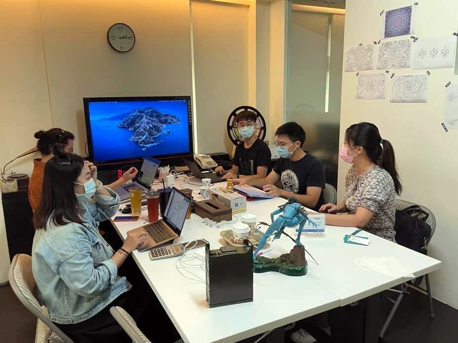 資訊管理學系趙聖軒同學(左3),榮獲資策會所辦理的5G Jump計畫,並於擔任計畫實習生。