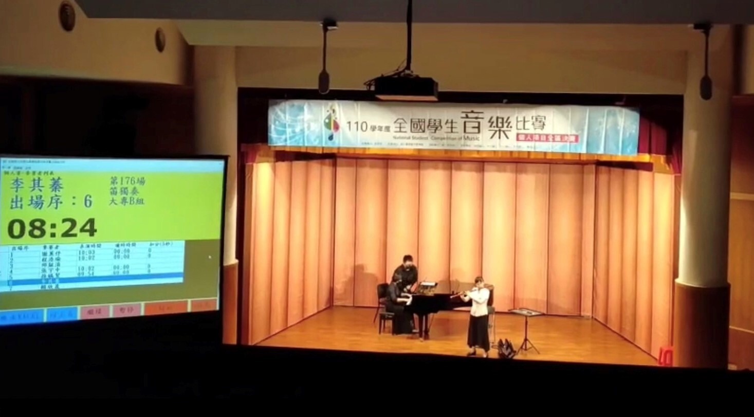 國樂社李其蓁同學於比賽現場進行笛獨奏演出。