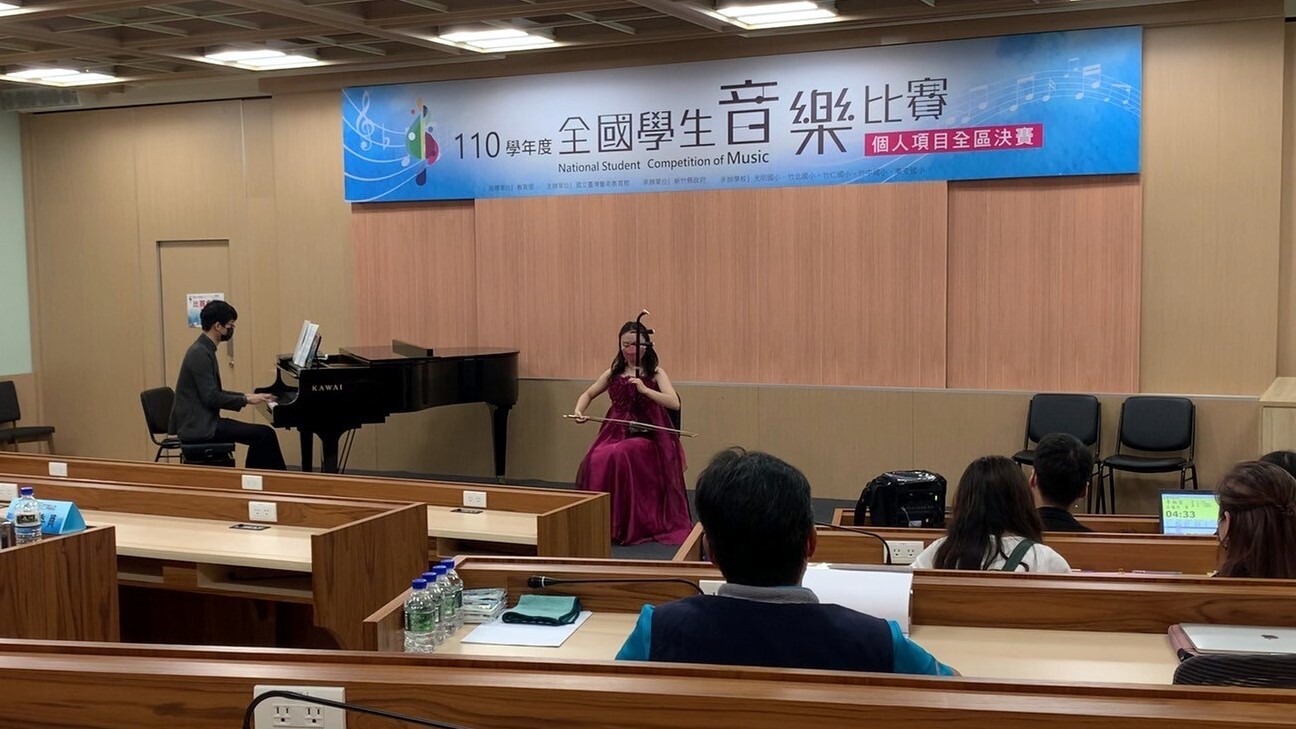 國樂社李祖安同學於比賽現場進行二胡獨奏演出。