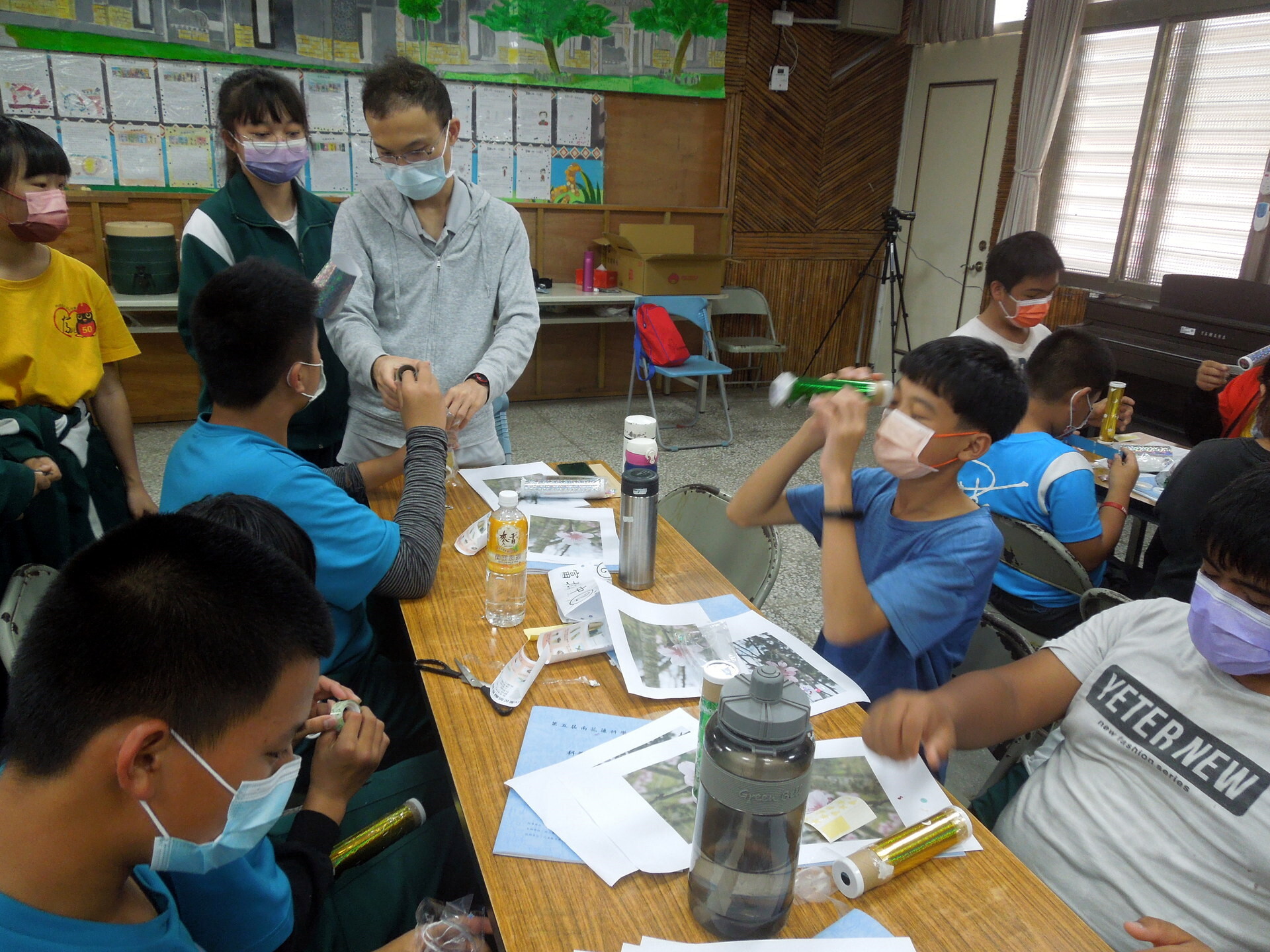 「南花蓮科普教學宅急便」同學製作稜鏡櫻花筒