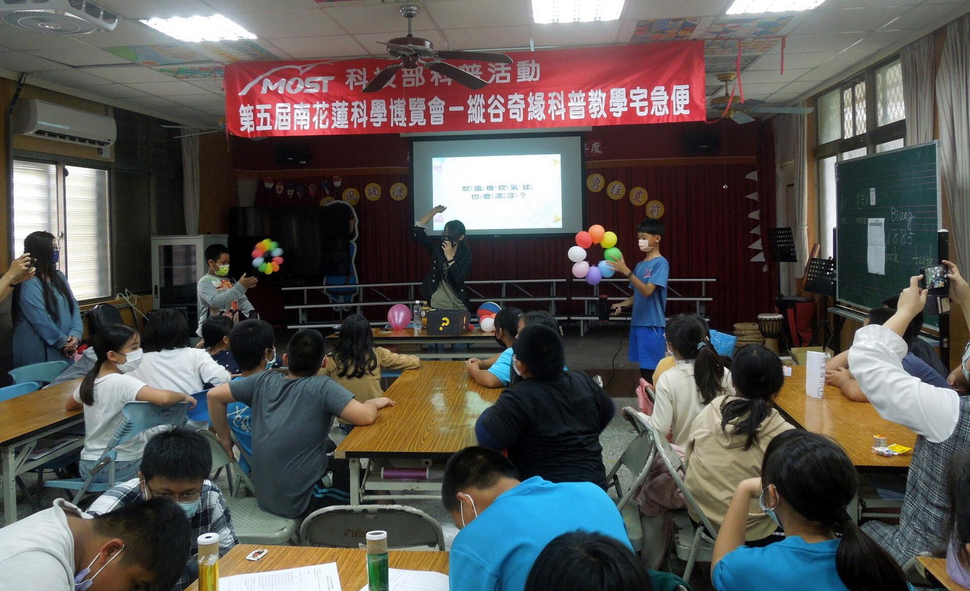 「南花蓮科普教學宅急便」同學體驗漂浮飛輪