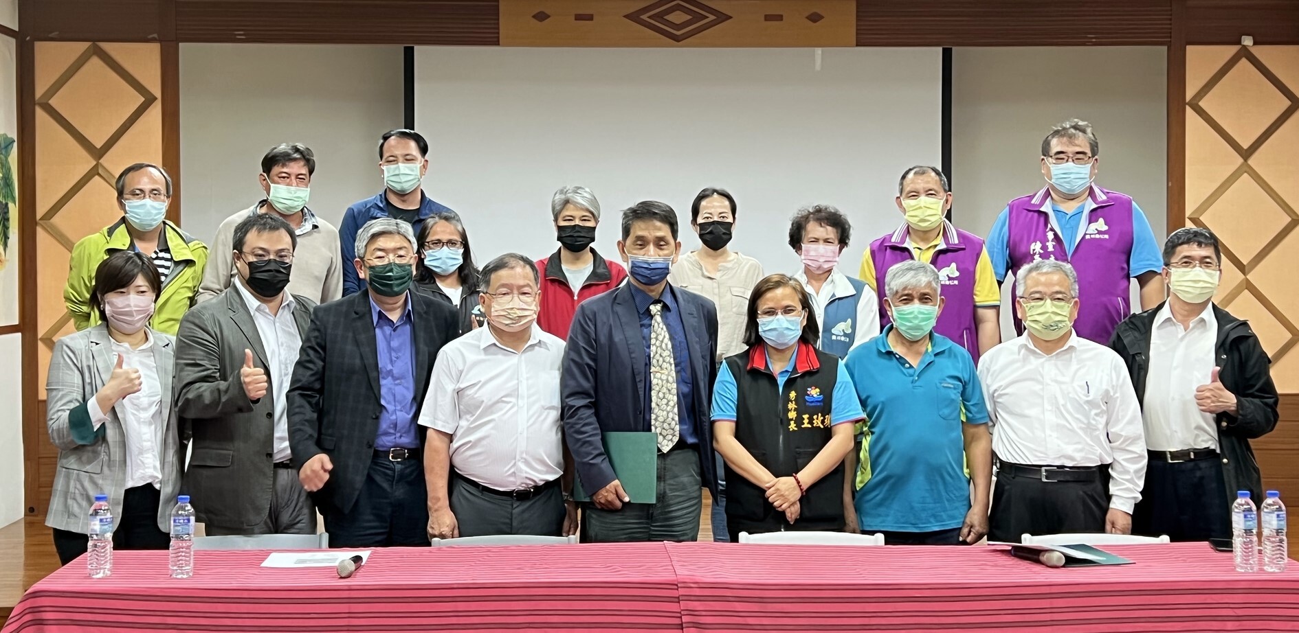 東華大學與秀林鄉公所簽訂策略聯盟合作備忘錄合照(左起育成中心劉美慧助理、吳其璁經理、環境學院張文彥院長、研發處孟培傑處長、東華大學徐輝明副校長、秀林鄉王玫瑰鄉長、秀林村周賢德村長、花蓮縣政府農業處羅文龍前處長、慈科大劉威忠老師)