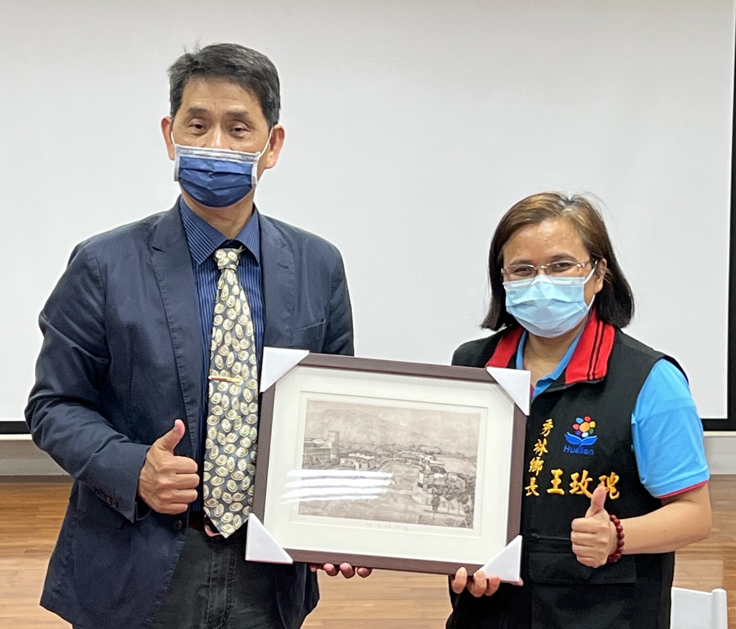 東華大學徐輝明副校長簽約後致贈紀念品予秀林鄉長王玫瑰