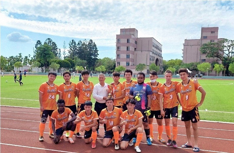 東華大學足球運動代表隊於全國決賽榮獲第六名佳績。