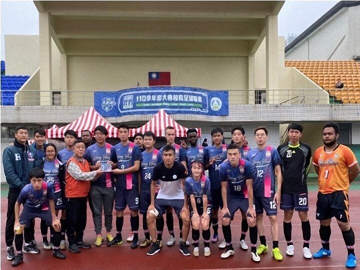 東華大學足球運動代表隊北區排名賽第五名大合照。