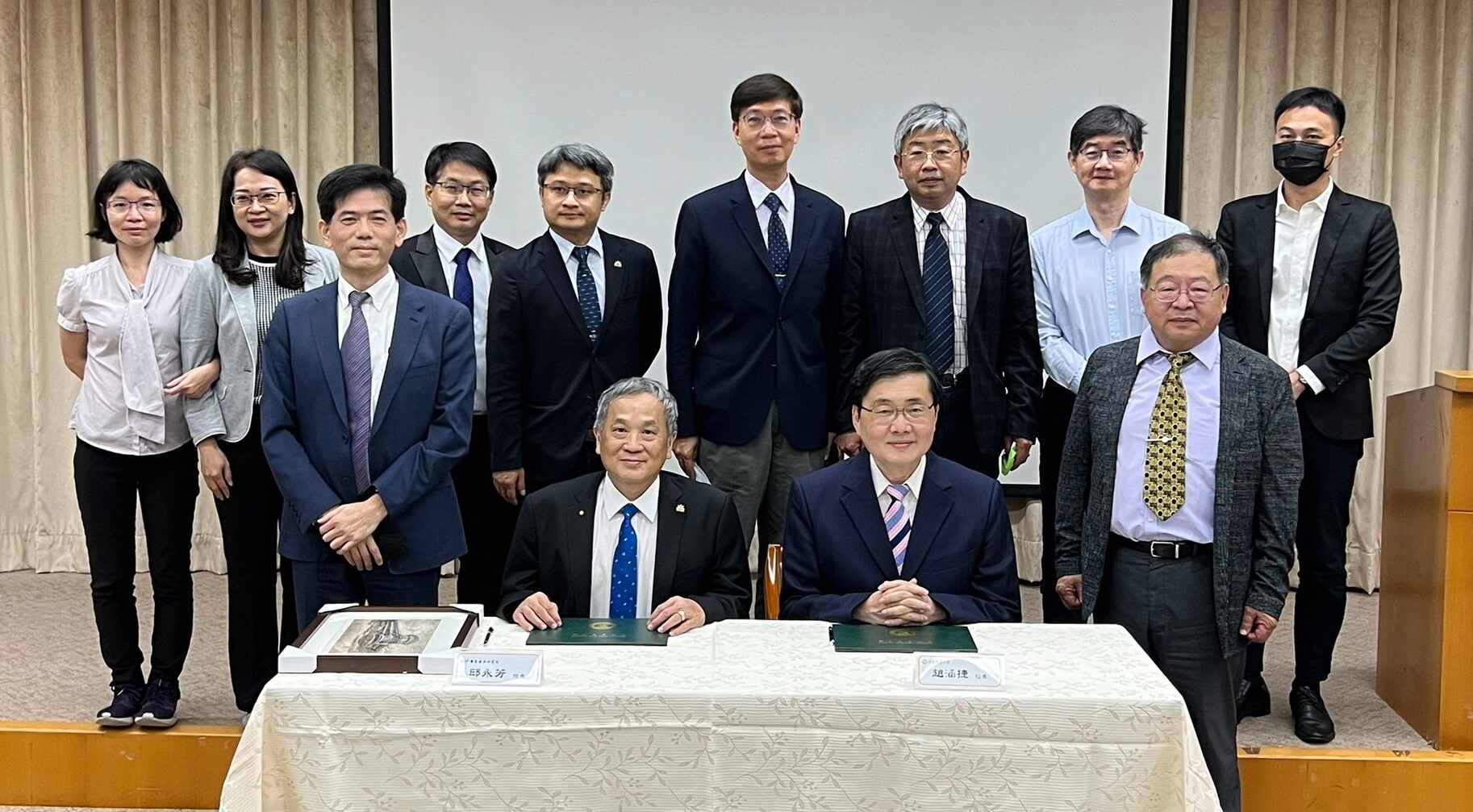 東華大學與國家海洋研究院簽署合作備忘錄儀式參加貴賓合影