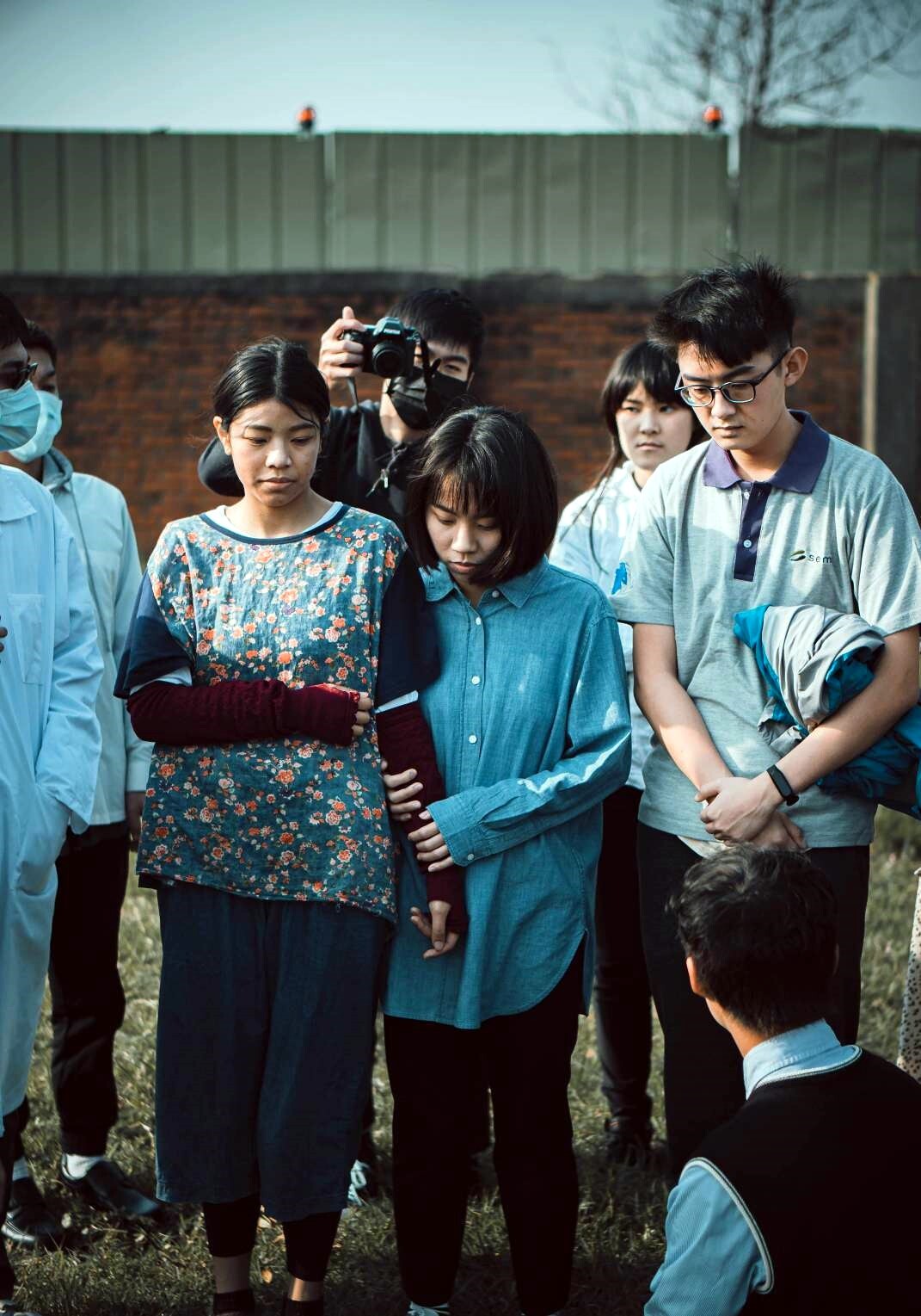 溫子謙同學在畢業戲劇公演「我們與惡的距離」中演出李父(右一,左一李母由李若樺飾演)