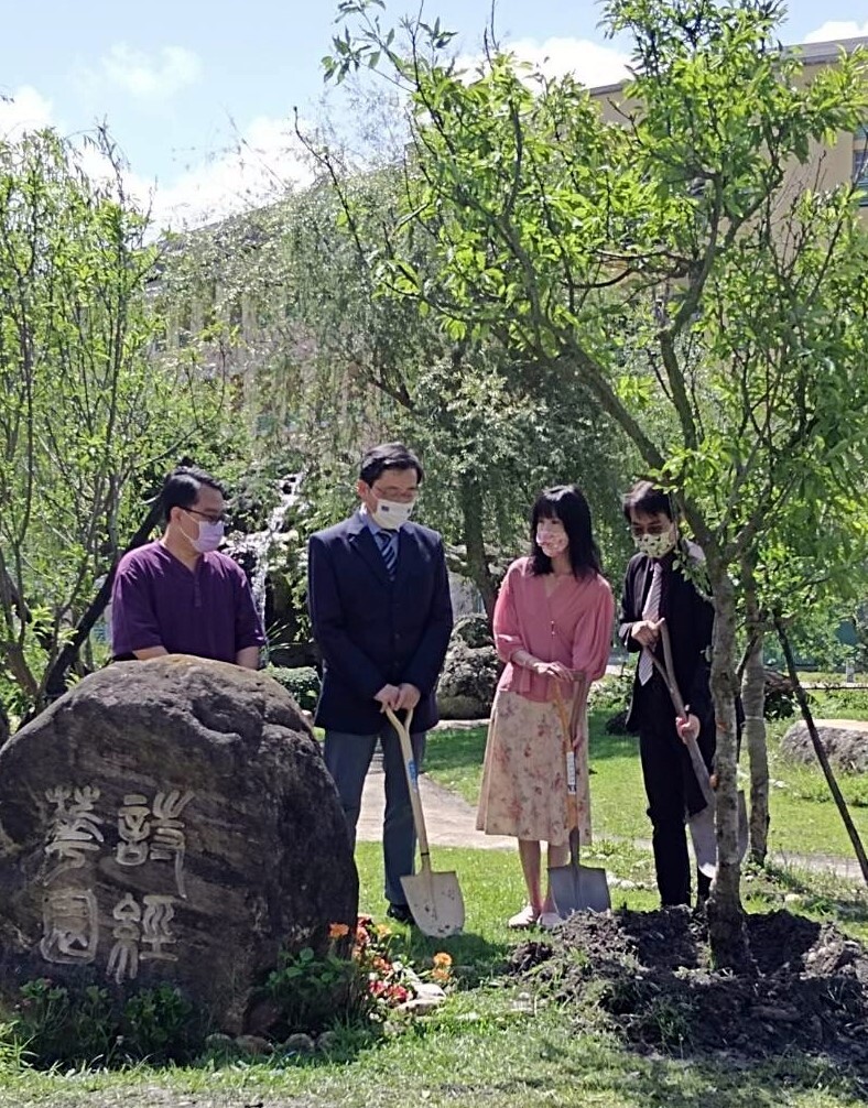 東華大學詩經花園迎來新嬌客(李樹)