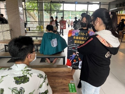 競賽收件期間,起飛計畫出版組團隊進行競賽活動說明。