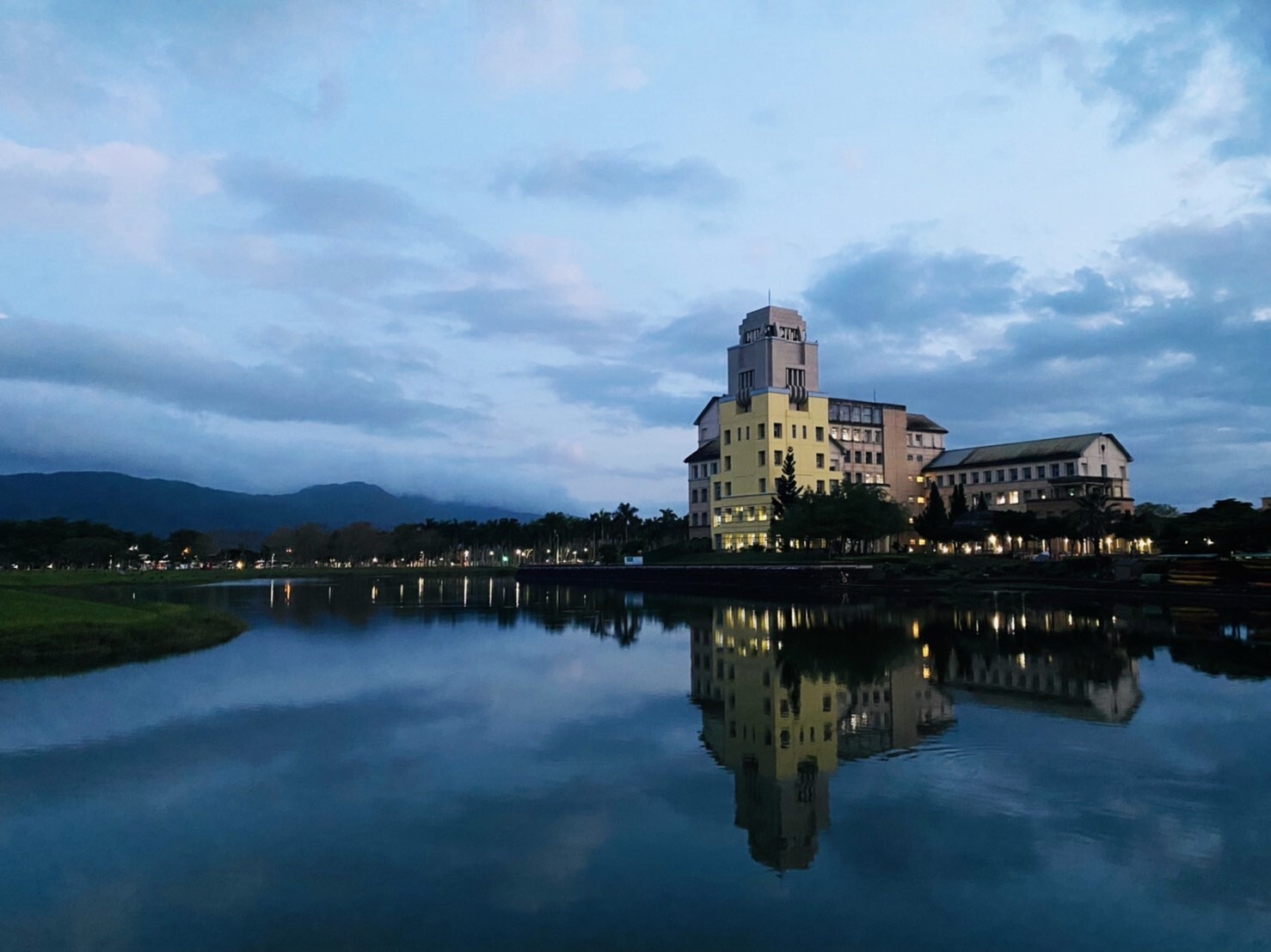 華燈初上的東華大學校園