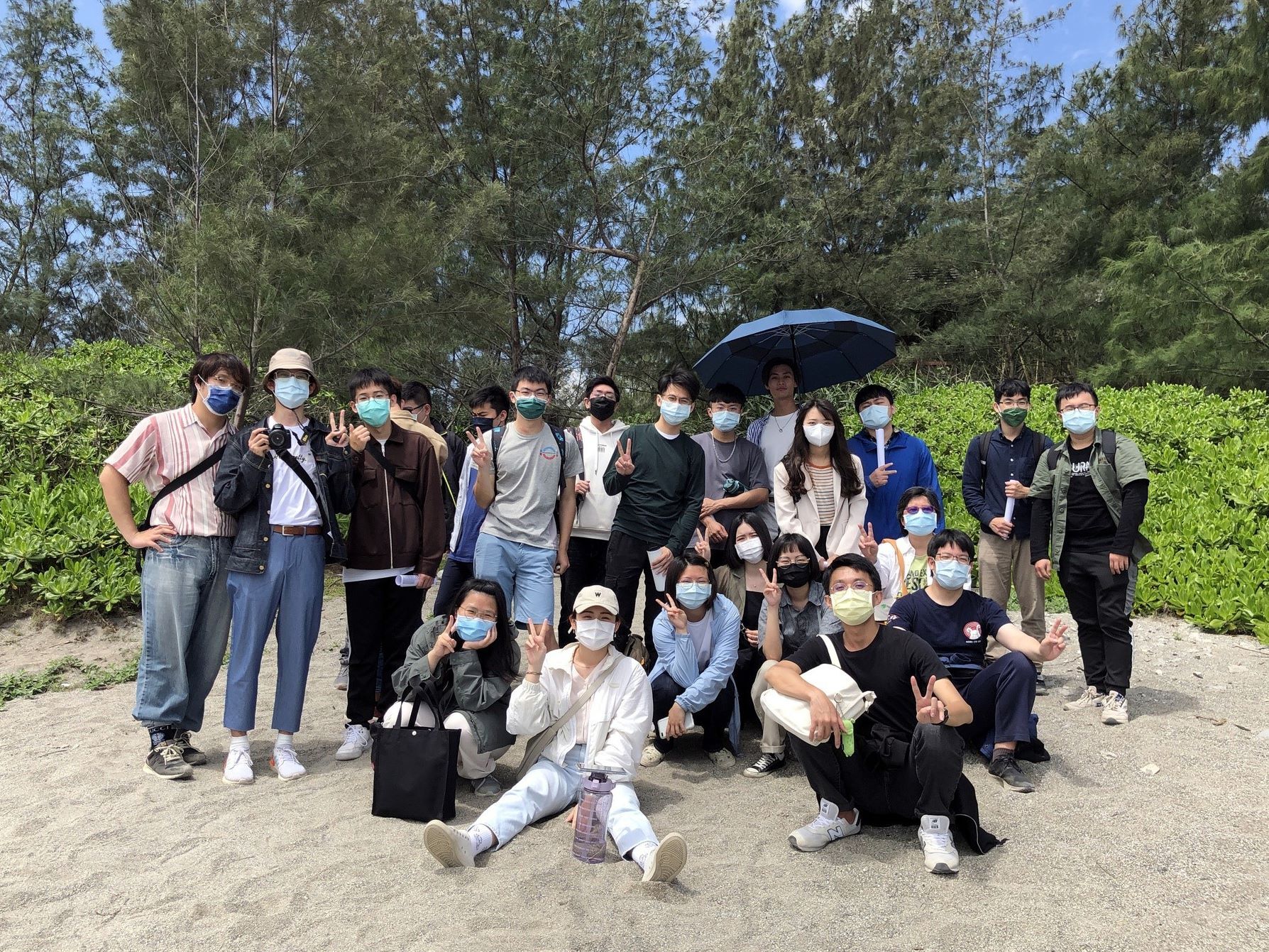 社會學系師生體驗森之歌行程,踏查七星潭旁2618防風林,並觀察防風林多層次的植被與生態。