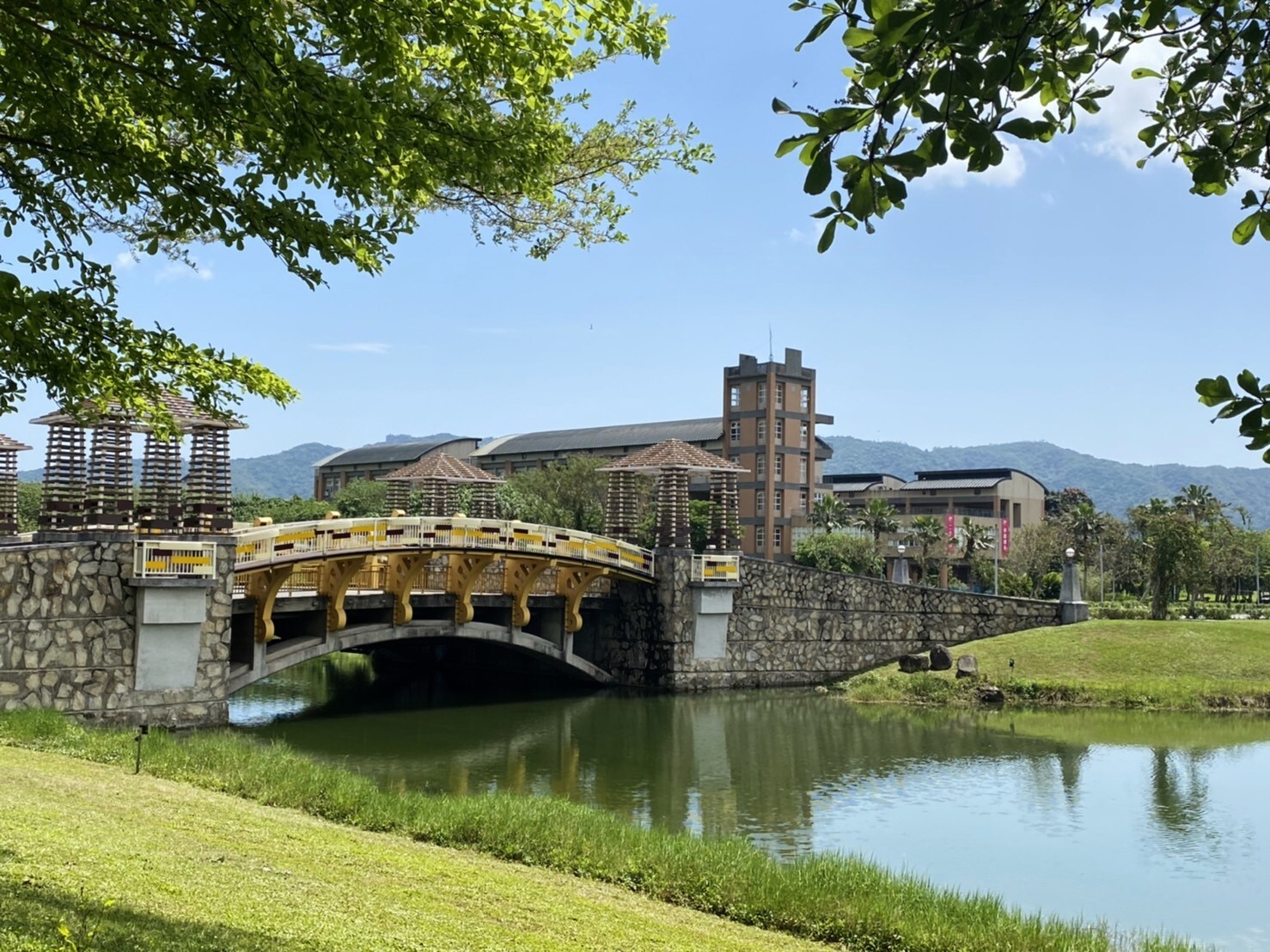 東華大學東湖上景觀橋與原住民民族學院建築相輝映