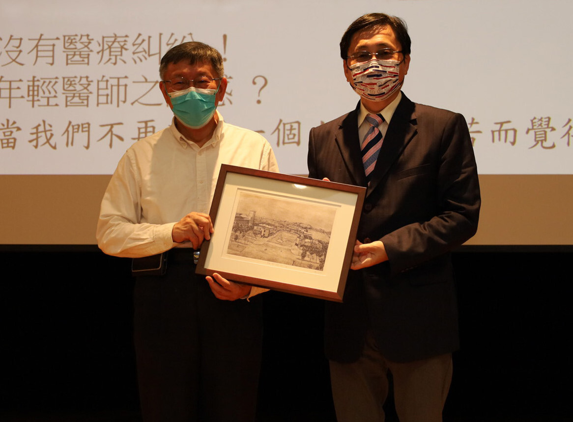 趙校長致贈東華大學校景版畫予柯市長