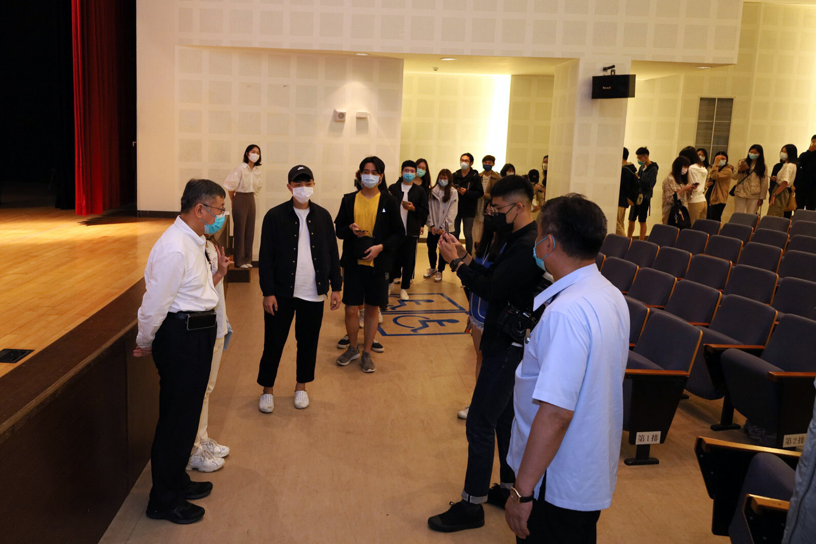 柯市長與同學們個別留影