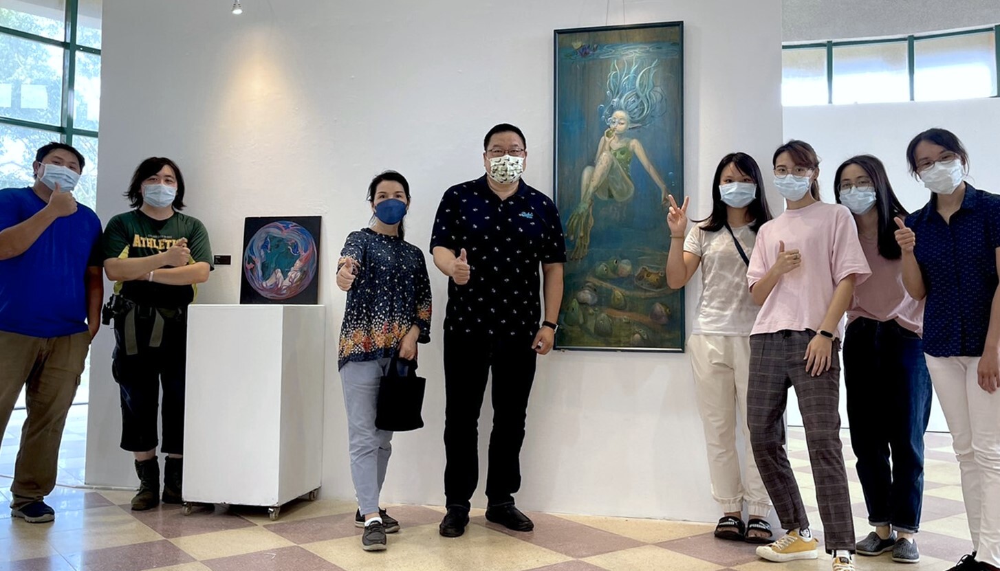展覽同學與指導老師廖慶華教授在展場合照