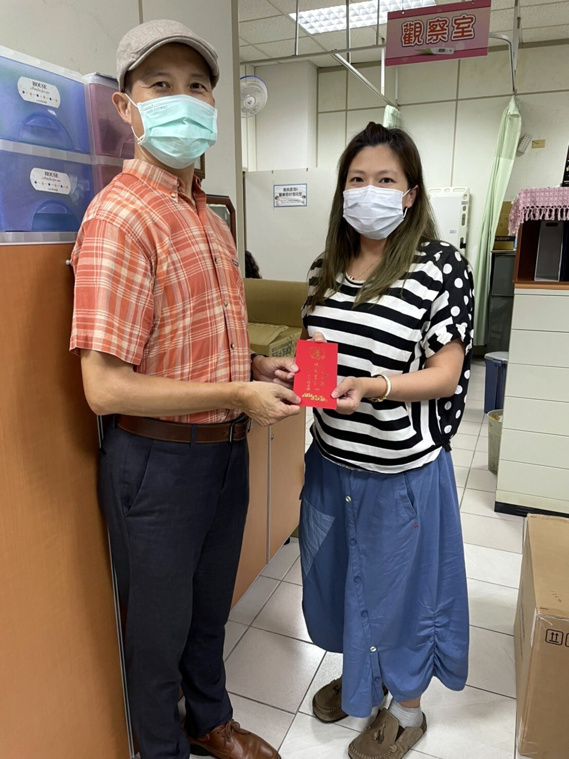 東華大學主任秘書張德勝代表校長慰勉護理師之一